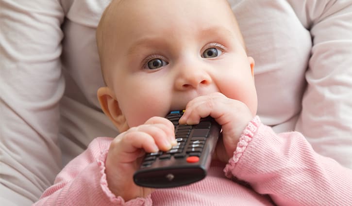 Why do babies put everything in their mouth - Warum stecken Babys alles in den Mund?
